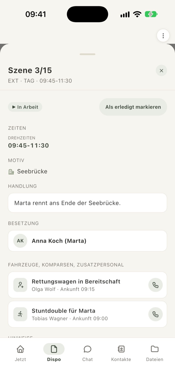 Szenendetails mit Rettungswagen und Stuntdouble